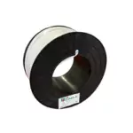 Um carretel de cabo coaxial RG6 branco com pontas pretas. A etiqueta na bobina diz “NOVAMAX” e “Cabo Coaxial RG 6 Branco PVC 100 Mts - Condutor e Malha de COBRE” entre outros detalhes. O cabo é enrolado perfeitamente ao redor do carretel, pronto para uso em diversas aplicações.
